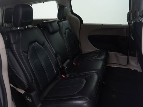 Used 2022 Chrysler Pacifica Touring-L w/ Uconnect Theater Family Group image 12