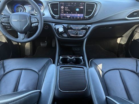 Used 2025 Chrysler Pacifica Limited image 10