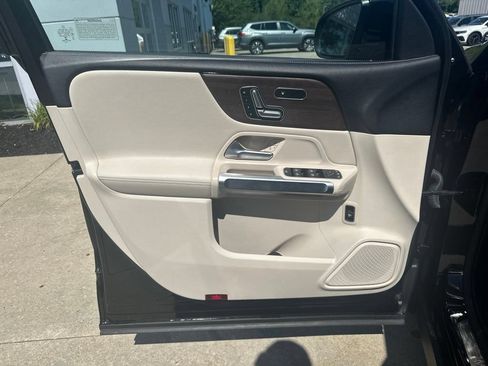 Used 2020 Mercedes-Benz GLB 250 4MATIC w/ Premium Package image 13
