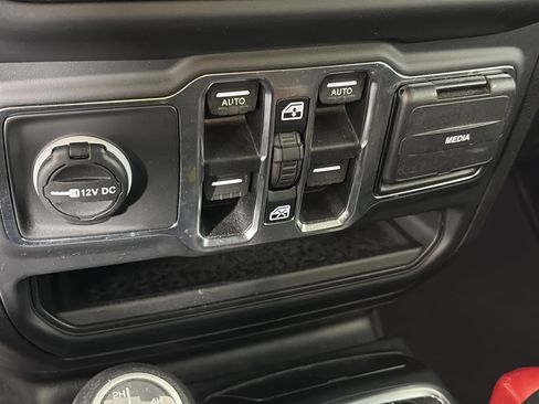 Used 2019 Jeep Wrangler Unlimited Sahara image 26