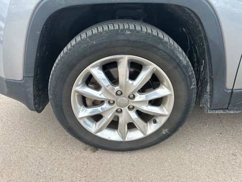 Used 2015 Jeep Cherokee Limited AWD/4WD image 2