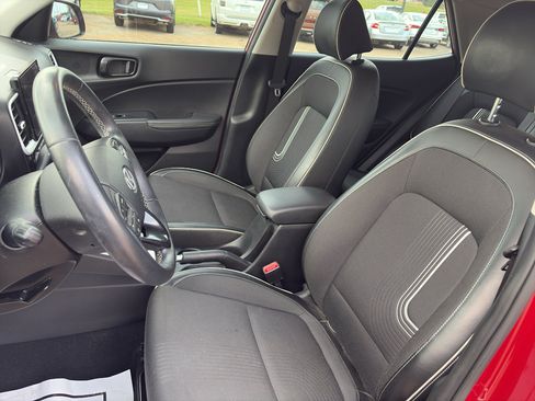Used 2022 Hyundai Venue Limited FWD image 7
