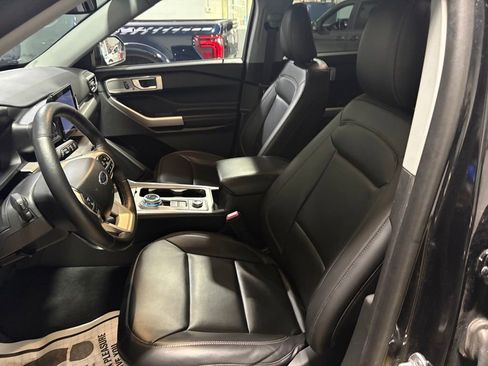 Used 2023 Ford Explorer XLT w/ Equipment Group 202A image 10
