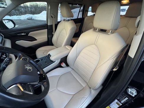Certified 2021 Toyota Highlander XLE image 12