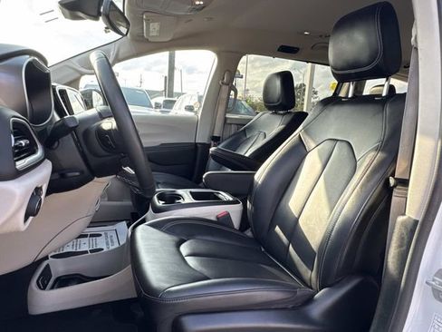 Used 2024 Chrysler Pacifica Touring-L image 20