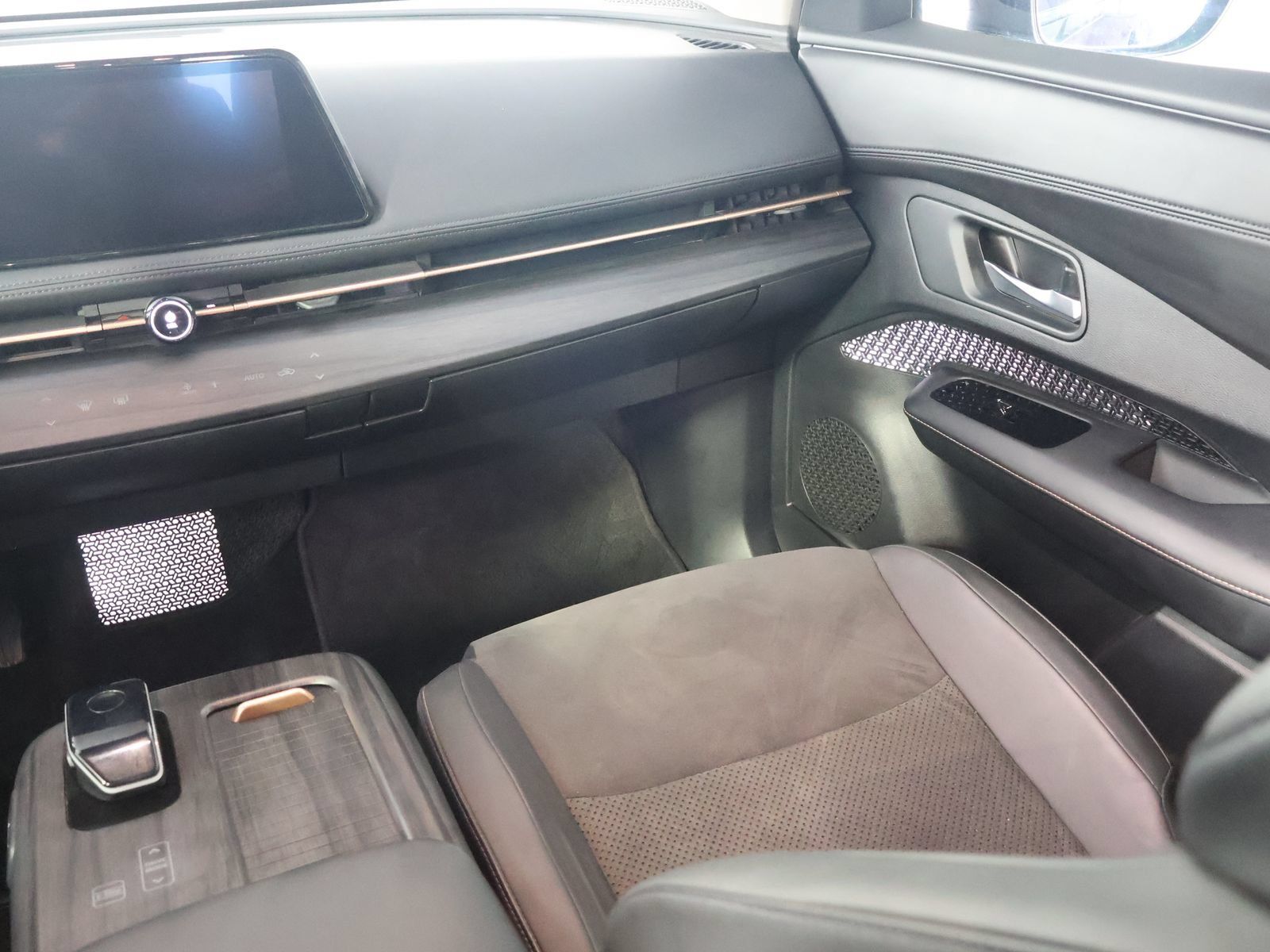 Used 2024 Nissan Ariya AWD image 29