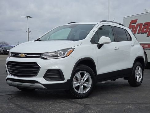 Certified 2022 Chevrolet Trax LT w/ LT Convenience Package image 2