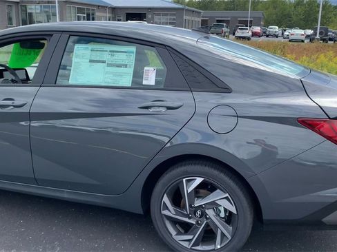 New 2025 Hyundai Elantra SEL image 3