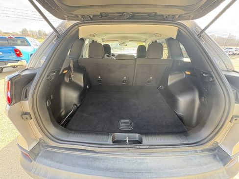 Used 2019 Jeep Cherokee Latitude w/ Cold Weather Group image 17