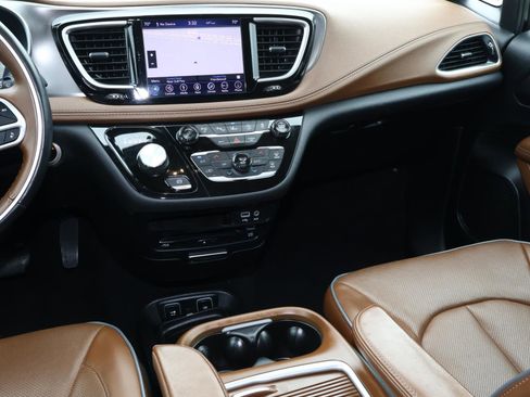Used 2018 Chrysler Pacifica Limited image 11