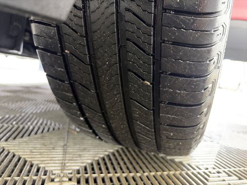 Certified 2023 GMC Acadia SLE w/ Driver Convenience Package image 13