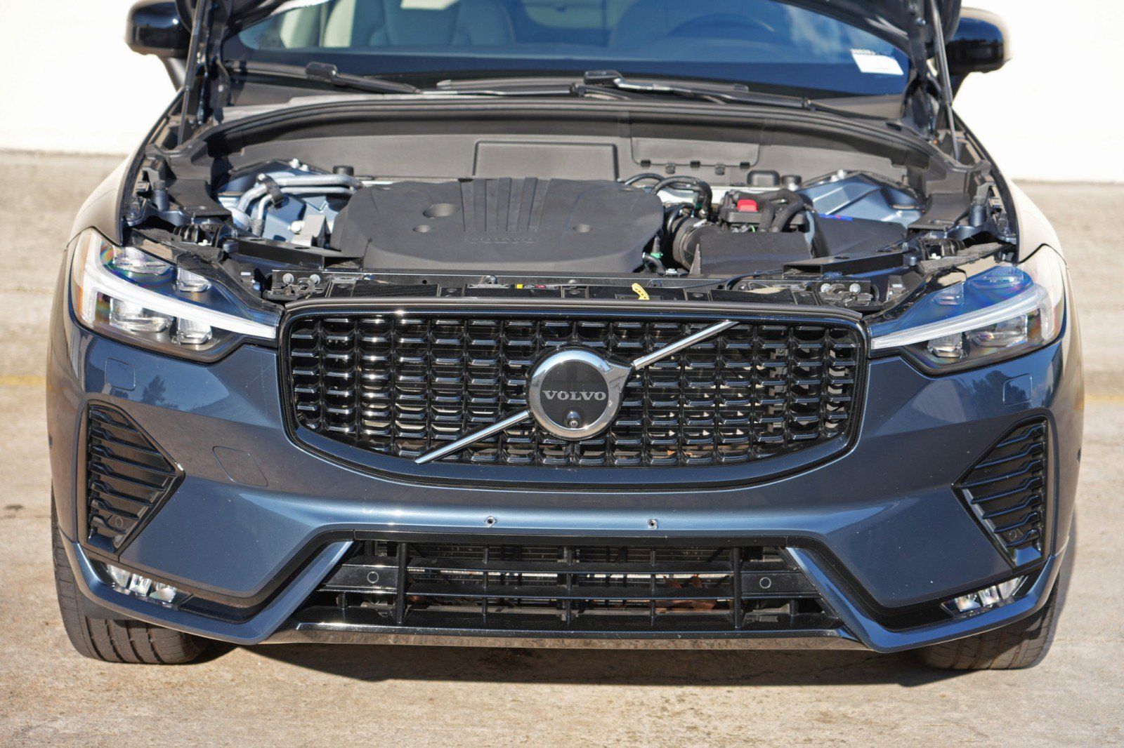 Used 2025 Volvo XC60 B5 Plus w/ Protection Package Premier AWD/4WD image 8