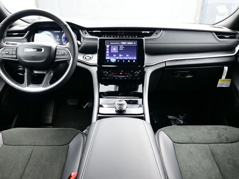 New 2025 Jeep Grand Cherokee Altitude image 9