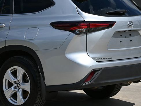 Used 2024 Toyota Highlander LE image 8