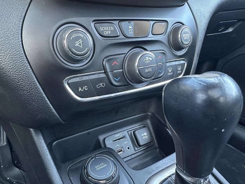 Used 2015 Jeep Cherokee Limited AWD/4WD image 30