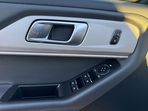 Used 2025 Ford Explorer Active image 12