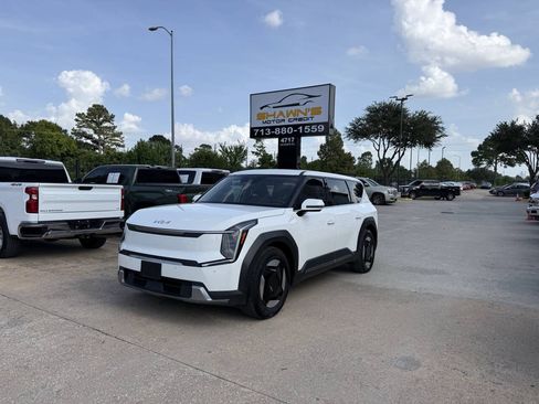 Used 2024 Kia EV9 Light Long Range RWD image 3