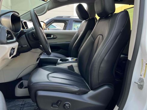 Used 2023 Chrysler Pacifica Touring-L image 78