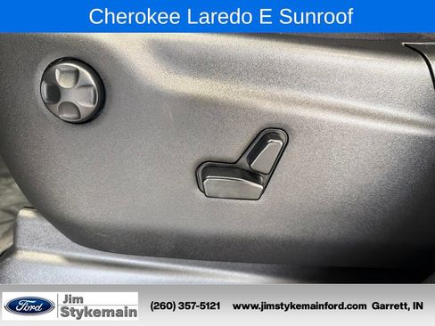 Used 2021 Jeep Grand Cherokee Laredo w/ Security & Convenience Group AWD/4WD image 21