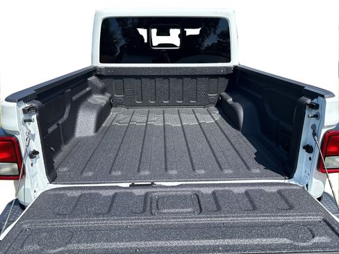 Used 2025 Jeep Gladiator Sport w/ Premium Package image 11