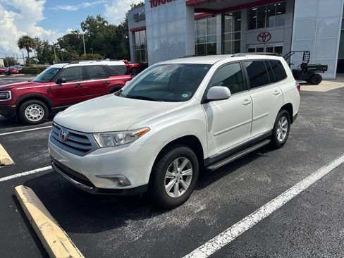 Used 2013 Toyota Highlander Plus FWD image 1