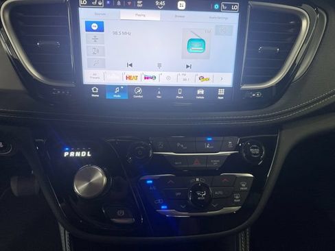 Used 2027 Chrysler Pacifica Limited FWD image 6