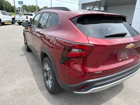 Used 2025 Chevrolet Trax LT FWD image 22