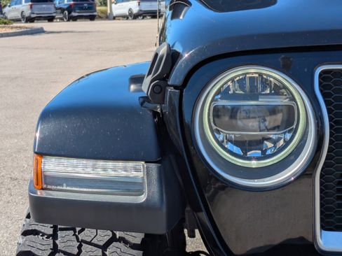 Used 2018 Jeep Wrangler Unlimited Sahara w/ Safety Group image 10