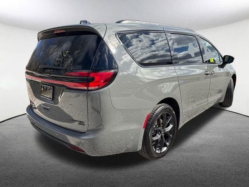 Used 2025 Chrysler Pacifica Limited AWD/4WD image 13