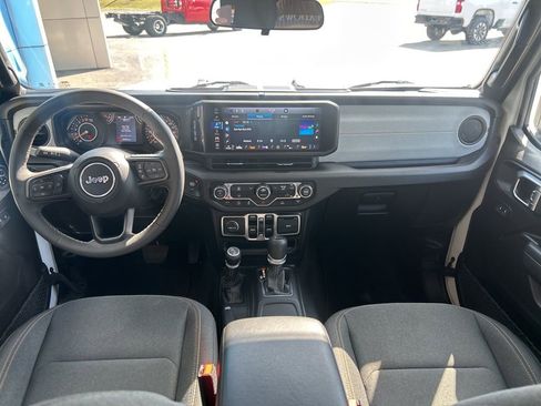 Used 2025 Jeep Gladiator Sport AWD/4WD image 16