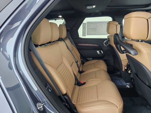 New 2025 Land Rover Discovery Dynamic SE image 12