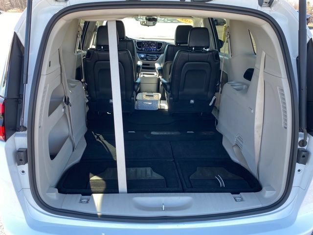 Used 2024 Chrysler Pacifica Touring-L FWD image 17