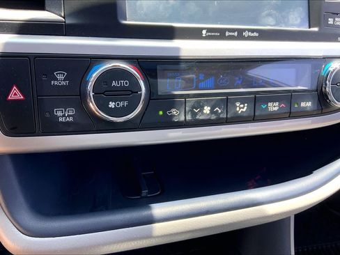 Used 2018 Toyota Highlander XLE AWD/4WD image 33