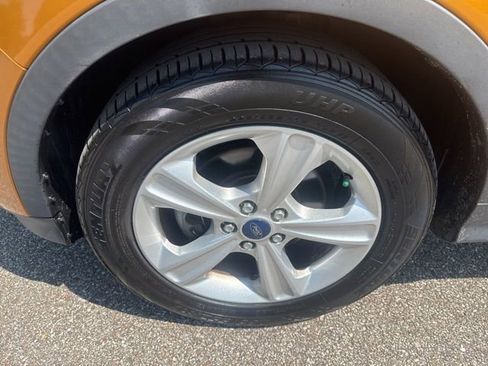 Used 2016 Ford Escape SE w/ Equipment Group 201A FWD image 9