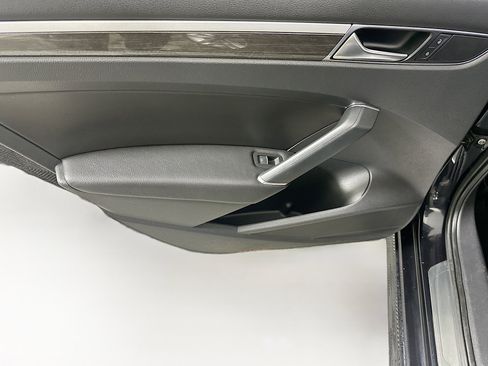 Used 2017 Volkswagen Passat 1.8T SEL Premium image 24