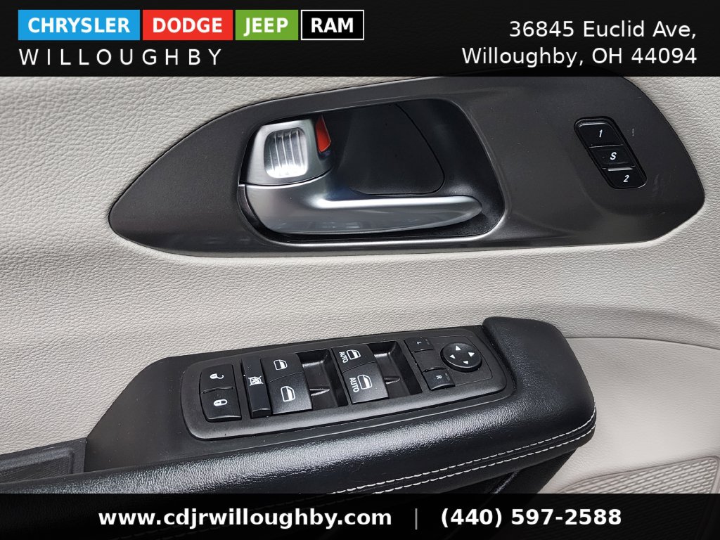 Used 2023 Chrysler Pacifica Touring-L AWD/4WD image 12