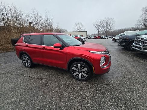 Used 2025 Mitsubishi Outlander SE image 10