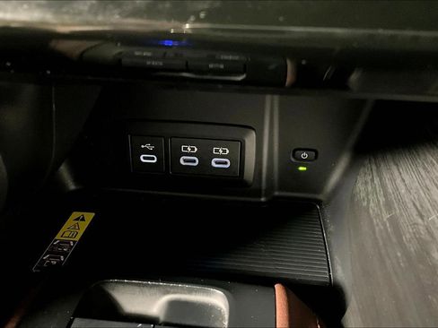 Used 2023 Toyota Venza Limited image 30