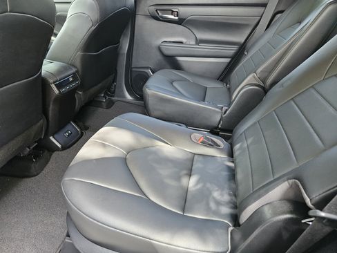 Used 2020 Toyota Highlander XLE FWD image 21