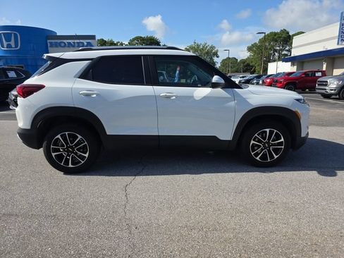Used 2025 Chevrolet TrailBlazer LT AWD/4WD image 3