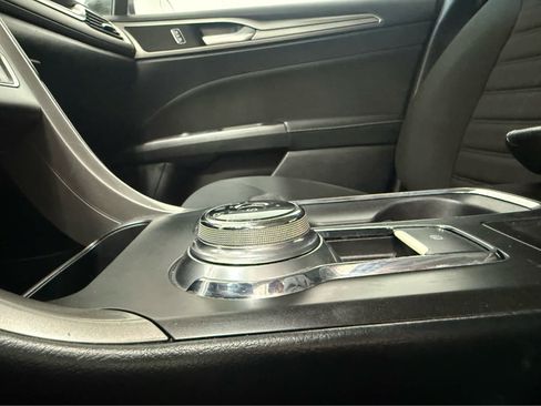 Used 2018 Ford Fusion SE w/ Fusion SE Technology Package FWD image 24