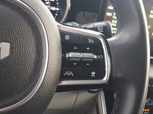 Certified 2023 Kia Carnival EX image 23