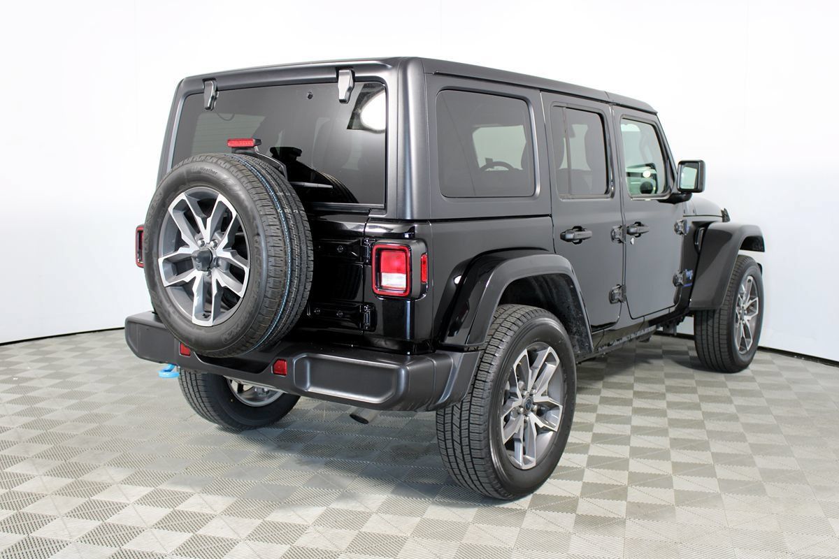 Used 2024 Jeep Wrangler Unlimited w/ Convenience Group AWD/4WD image 32