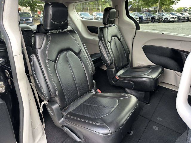 Used 2023 Chrysler Pacifica Touring-L FWD image 3