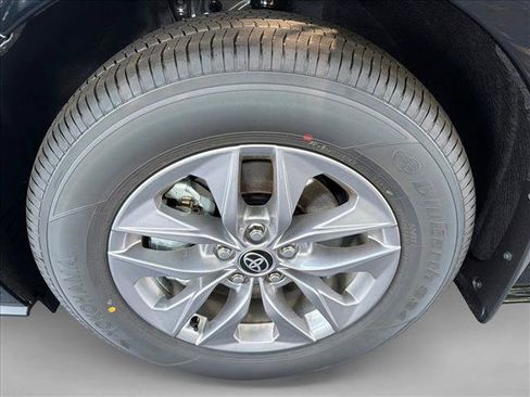 Used 2026 Toyota Sienna XLE FWD image 11