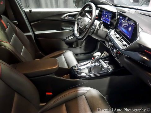 Certified 2025 Chevrolet Trax RS w/ Sunroof Package image 32