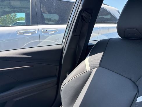 Used 2025 Toyota Camry SE image 6