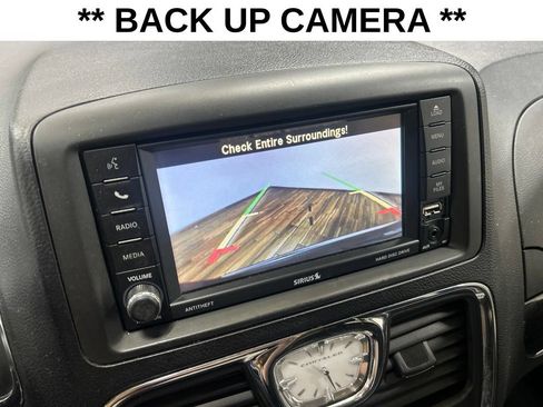 Used 2014 Chrysler Town & Country Touring FWD image 11