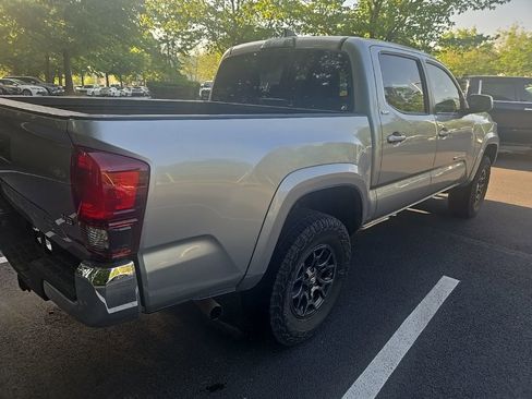 Used 2018 Toyota Tacoma SR5 AWD/4WD image 8