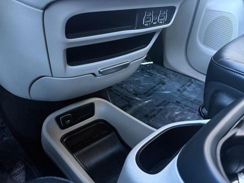 Used 2024 Chrysler Pacifica Touring-L image 43